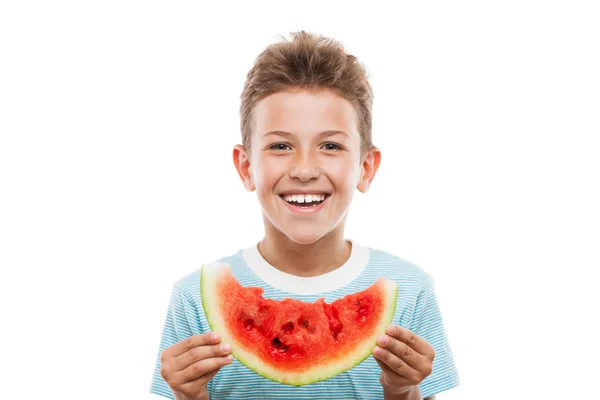Όμορφος χαμογελαστό αγόρι παιδί κρατώντας φέτα φρούτα κόκκινο καρπούζι — Φωτογραφία Αρχείου