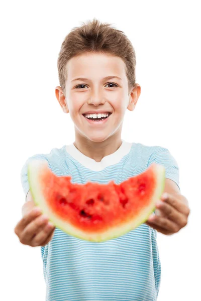 Guapo niño sonriente sosteniendo rodaja de fruta de sandía roja — Foto de Stock