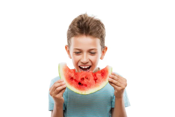 Guapo niño sonriente sosteniendo rodaja de fruta de sandía roja — Foto de Stock