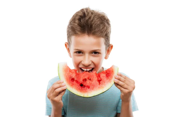 Guapo niño sonriente sosteniendo rodaja de fruta de sandía roja — Foto de Stock