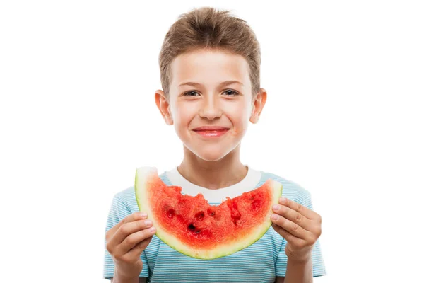 Schöner lächelnder Junge mit roter Wassermelonenfruchtscheibe — Stockfoto