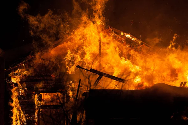 Палаюче полум'я на дерев'яному даху будинку — стокове фото
