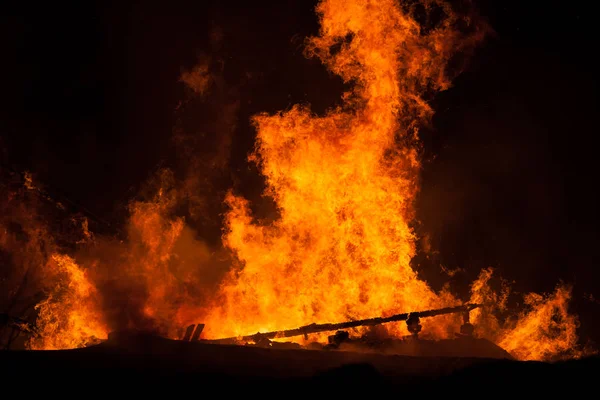 Llama de fuego ardiente en el techo de la casa de madera — Foto de Stock