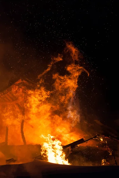 Burning fire flame on wooden house roof — Stock Photo, Image