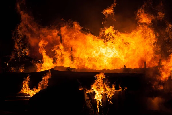 목조 주택 지붕에 타는 불 불꽃 — 스톡 사진