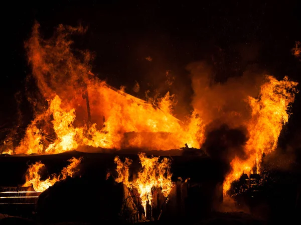 Burning fire flame on wooden house roof — Stock Photo, Image