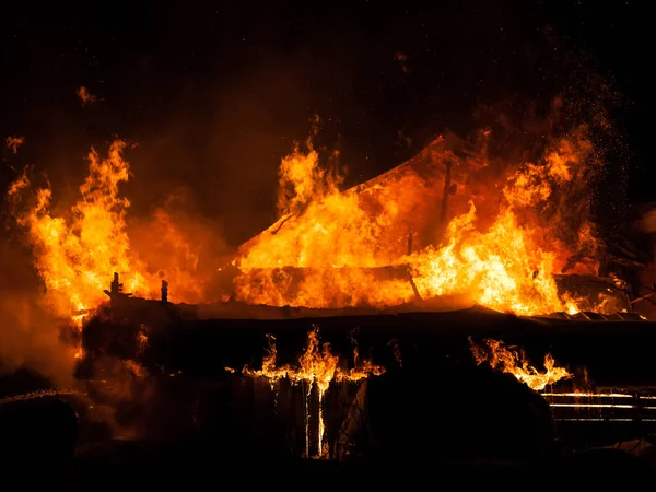 Burning fire flame on wooden house roof — Stock Photo, Image
