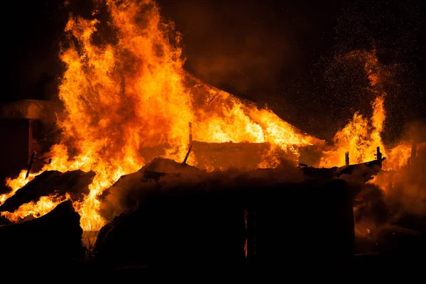 Burning fire flame on wooden house roof — Stock Photo, Image