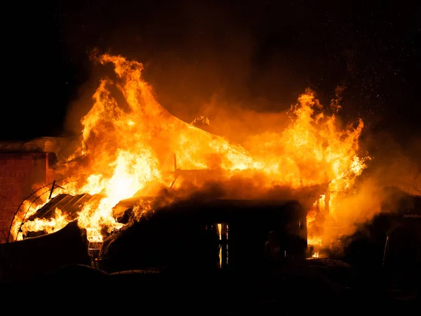 燃烧火焰木房子屋顶上 — 图库照片