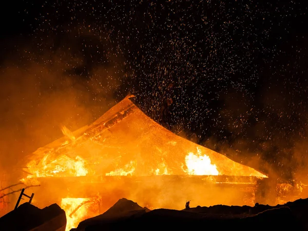 Fiamma di fuoco ardente sul tetto della casa in legno — Foto Stock