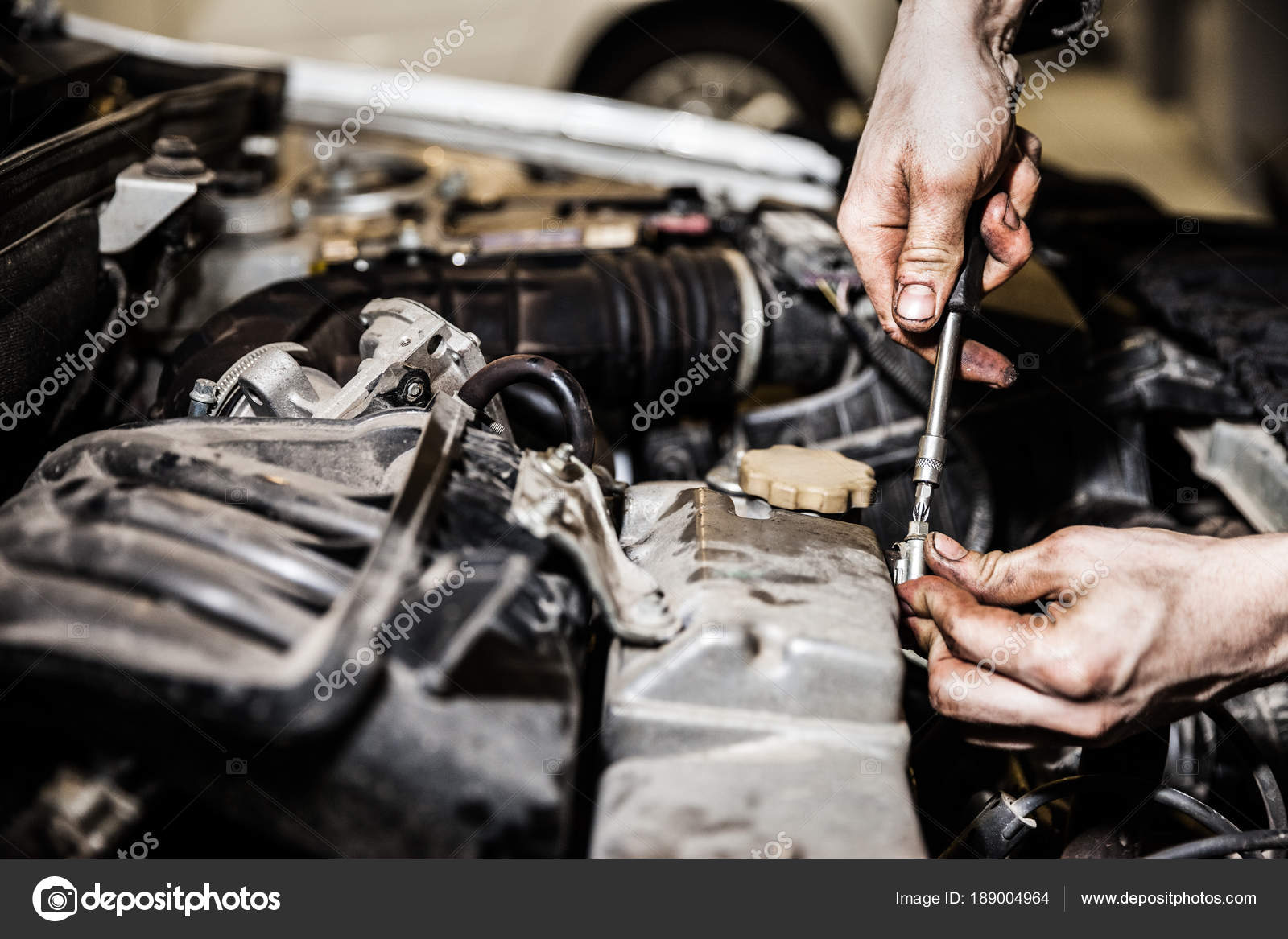 Kfz-Servicekraft oder Werkstattmechaniker reparieren Auto-Motor -  Stockfotografie: lizenzfreie Fotos © ia__64 189004964