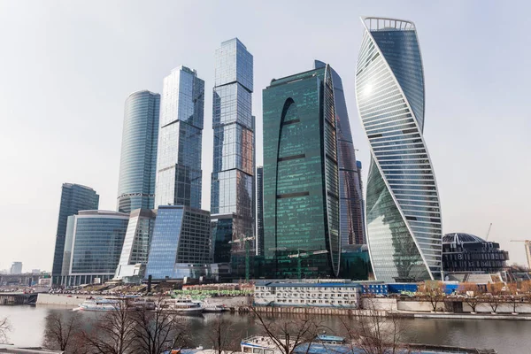MOSCOW, RUSIA - 5 APRILIE 2018: zgârie-nori de arhitectură modernă și turnuri de clădiri de birouri ale Centrului Internațional de Afaceri din Moscova — Fotografie, imagine de stoc
