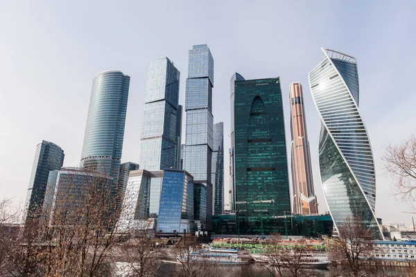 MOSCÚ, RUSIA - 5 DE ABRIL DE 2018: Rascacielos de arquitectura moderna y torres de edificios de oficinas del Centro de Negocios Internacionales en la ciudad de Moscú — Foto de Stock