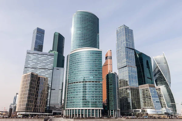 MOSCÚ, RUSIA - 5 DE ABRIL DE 2018: Rascacielos de arquitectura moderna y torres de edificios de oficinas del Centro de Negocios Internacionales en la ciudad de Moscú — Foto de Stock
