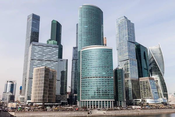 MOSCÚ, RUSIA - 5 DE ABRIL DE 2018: Rascacielos de arquitectura moderna y torres de edificios de oficinas del Centro de Negocios Internacionales en la ciudad de Moscú — Foto de Stock