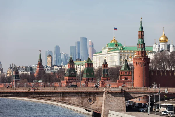 Grand Kremlin Palace Walls and Towers y modernos rascacielos del Centro Internacional de Negocios de Moscú (MIBC) en la ciudad rusa de Moscú — Foto de Stock