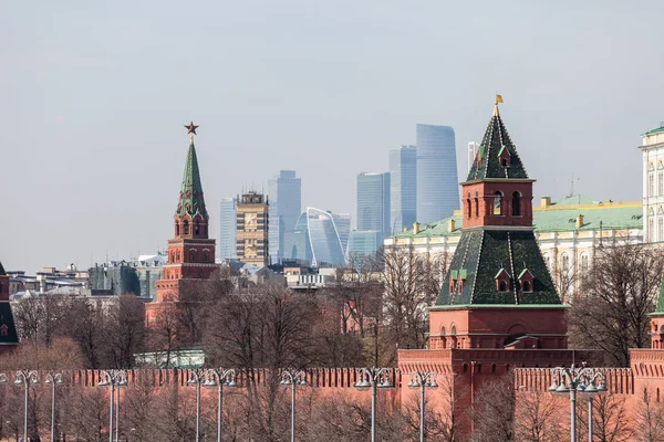 그랜드 크렘린 궁전 벽과 타워와 러시아 모스크바 시 현대 모스크바 국제 비즈니스 센터 (Mibc) 마천루 — 스톡 사진