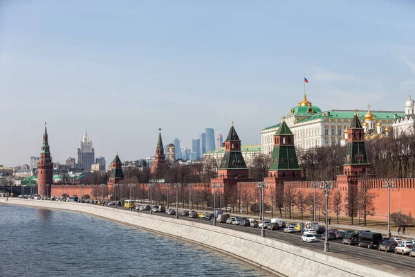 Grand Kremlin Palace Walls and Towers y modernos rascacielos del Centro Internacional de Negocios de Moscú (MIBC) en la ciudad rusa de Moscú — Foto de Stock