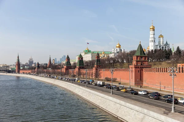 Grand Kremlin Palace Walls and Towers y modernos rascacielos del Centro Internacional de Negocios de Moscú (MIBC) en la ciudad rusa de Moscú — Foto de Stock