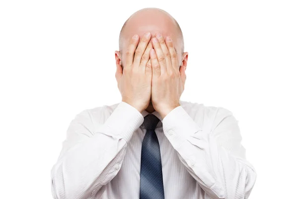 Плачущий уставший или напряженный бизнесмен в депрессии рука скрывает лицо — стоковое фото