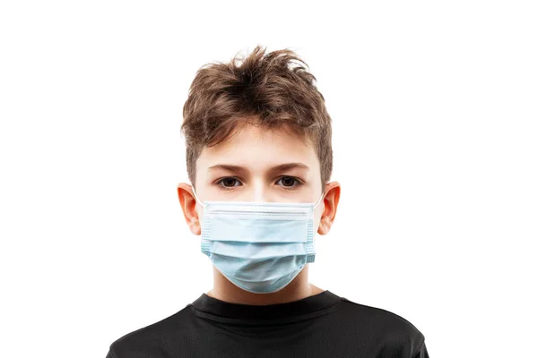 Мальчик-подросток в защитной респираторной маске — стоковое фото