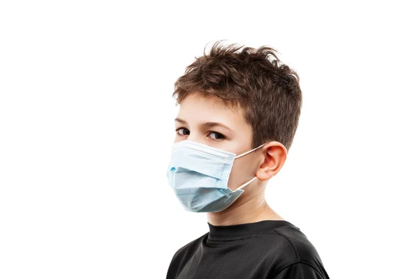 Adolescente niño usando respiratoria máscara médica protectora —  Fotos de Stock