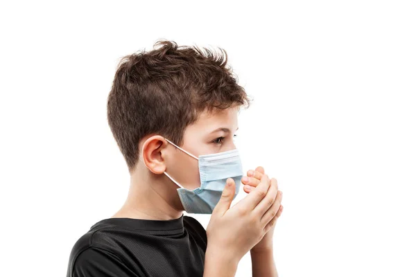 Εφηβικό αγόρι που φοράει προστατευτική αναπνευστική ιατρική μάσκα — Φωτογραφία Αρχείου