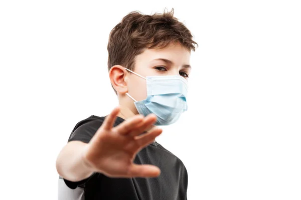 Solunum koruyucu tıbbi maske takan genç bir çocuk. — Stok fotoğraf