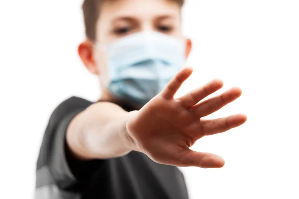 Adolescente menino vestindo máscara médica protetora respiratória — Fotografia de Stock