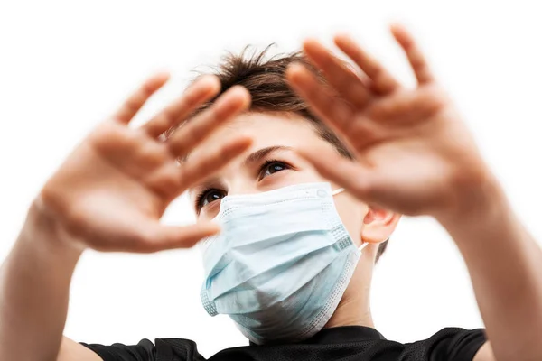 Tiener jongen draagt ademhalingsbescherming medisch masker — Stockfoto