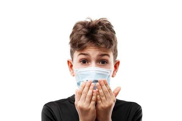 Adolescente menino vestindo máscara médica protetora respiratória Fotografias De Stock Royalty-Free