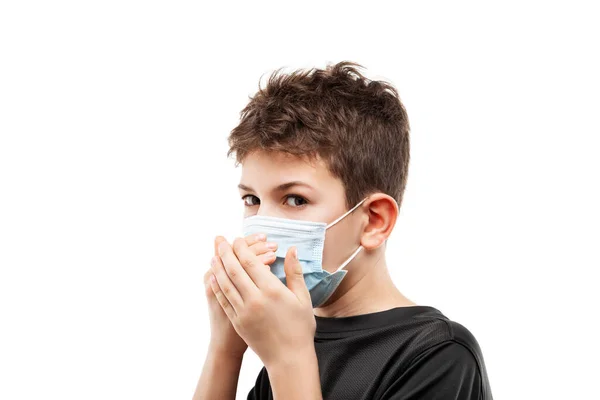 Adolescente menino vestindo máscara médica protetora respiratória Imagem De Stock