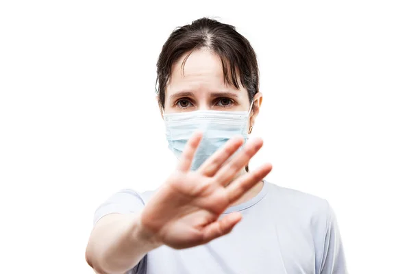 人群病毒 流感预防和工业废气排放防护概念 戴着呼吸防护医疗面罩的美女双手掩面白色隔离 — 图库照片