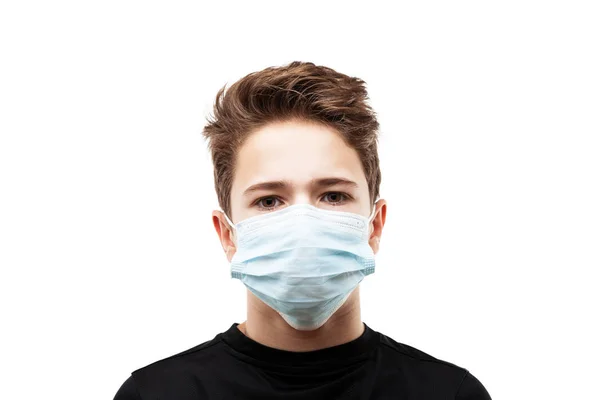人間の人口ウイルス 感染症 インフルエンザの病気の予防と産業排気ガスの保護の概念 10代の男の子は呼吸器保護医療マスク白の隔離を身に着けて ストック写真