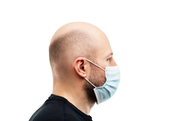 人群病毒 流感预防及工业废气排放防护概念 头戴呼吸防护口罩的年轻成年秃头男子隔离 — 图库照片