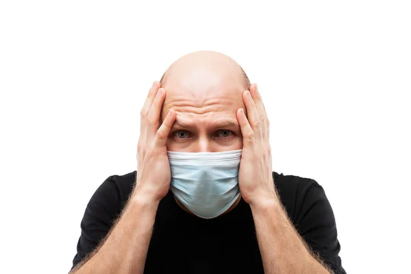 人类感染 预防流感及工业废气排放防护概念 头戴呼吸防护口罩的年轻秃头男子头痛 — 图库照片