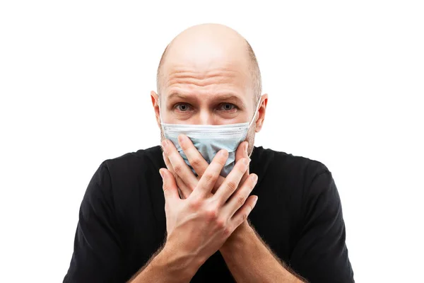 人群病毒 流感预防及工业废气排放防护概念 头戴呼吸防护口罩的年轻成年秃头男子用手掩面 — 图库照片
