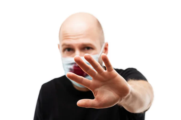 人群病毒 流感预防及工业废气排放防护概念 秃头男子头戴血型咳嗽呼吸防护口罩手掩面 — 图库照片