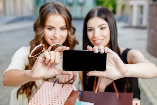 Mujeres jóvenes felices con bolsas de compras —  Fotos de Stock