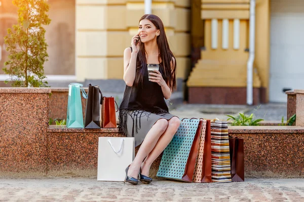 Ευτυχισμένη νεαρή γυναίκα με τσάντες για ψώνια. — Φωτογραφία Αρχείου