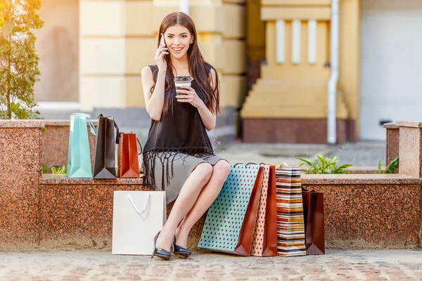 Mujer joven feliz con bolsas de compras —  Fotos de Stock