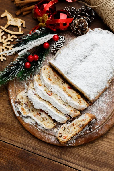 Traditioneller deutscher Kuchen mit Rosinen Dresdner Stollen — Stockfoto