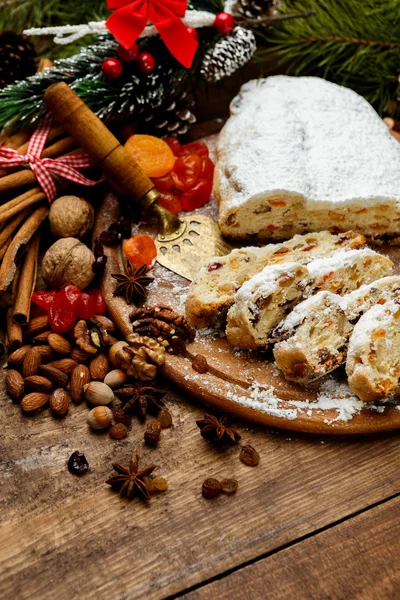 Kuru üzümlü geleneksel Alman pastası Dresdner Stollen — Stok fotoğraf