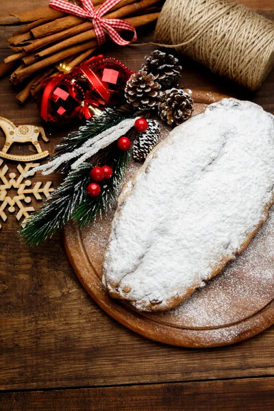 Bolo tradicional alemão com passas Dresdner stollen — Fotografia de Stock