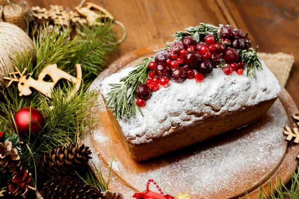 Torta di Natale fatta in casa con frutti di bosco — Foto Stock