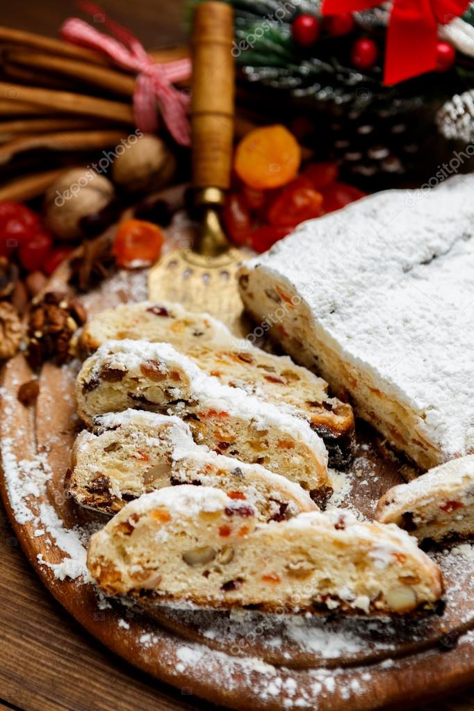 Traditioneller deutscher Kuchen mit Rosinen Dresdner Stollen ...