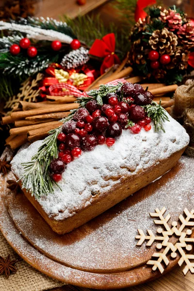 Pastel casero de Navidad con bayas silvestres — Foto de Stock