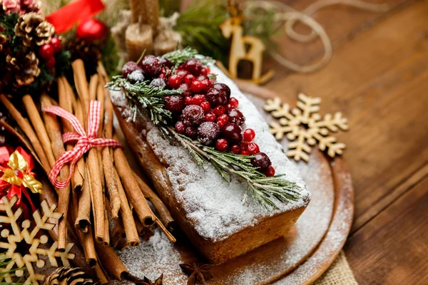 Pastel casero de Navidad con bayas silvestres — Foto de Stock