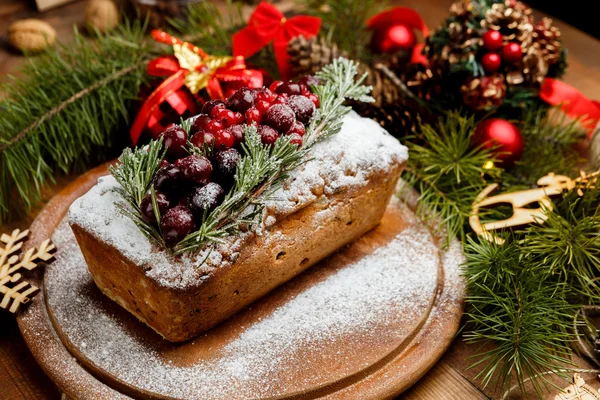 Pastel casero de Navidad con bayas silvestres — Foto de Stock