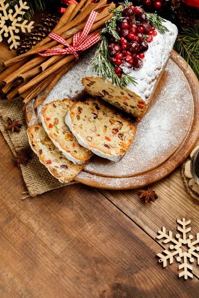 Bolo de Natal caseiro com bagas silvestres — Fotografia de Stock